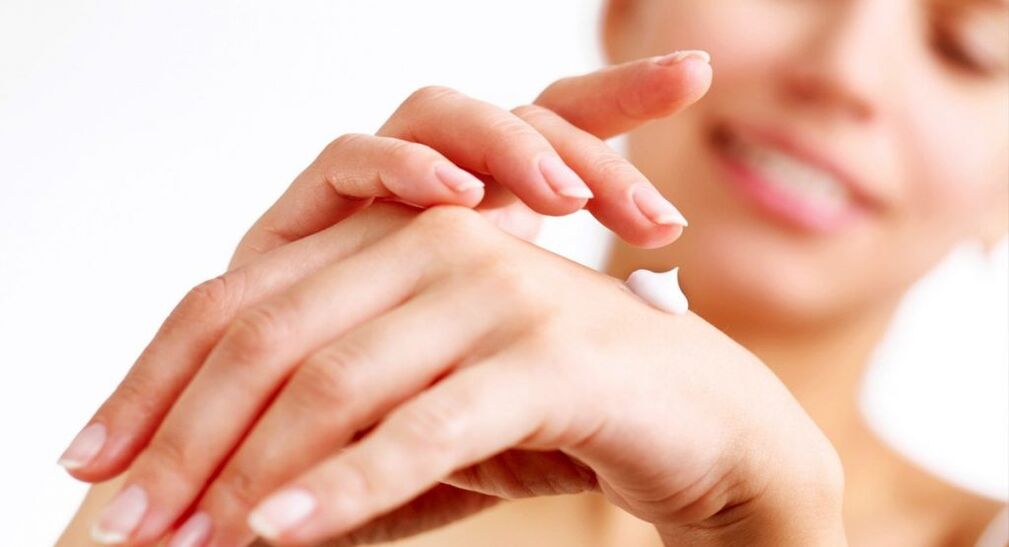 nanošenje kreme za ruke za pomlađivanje kože